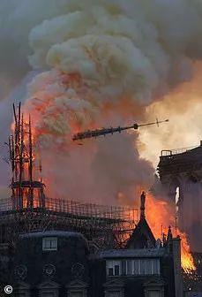 1555461545460477.jpeg 塔尖掉落瞬間.jpeg