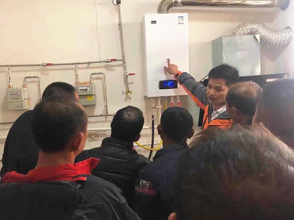 菲思盾售后導(dǎo)師對(duì)壁掛爐進(jìn)行實(shí)操講解