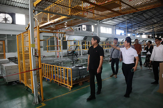 菲思盾黃愛明先生陪同藝術家們參觀車間