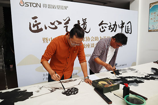 韓英金、武文駒兩代國畫家潑墨《荷韻》