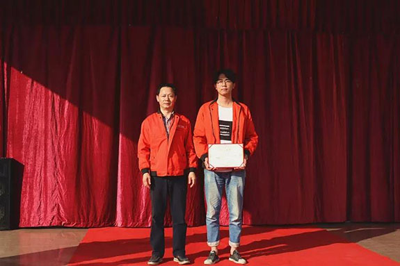 菲思盾黃總與優(yōu)秀管理者（代領(lǐng)）合影